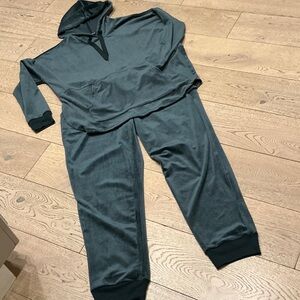 Woman’s Alfani Intimates emerald green jogger hooded lounge wear set. XL. Cute!